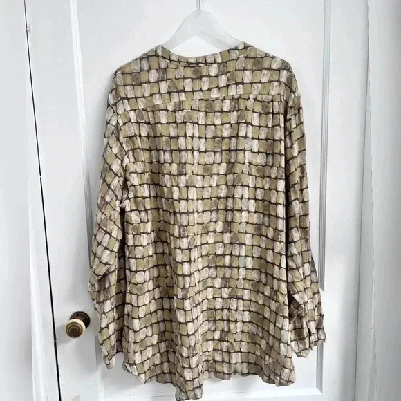 Chico’s art to wear relaxed printed top with mother of Pearl buttons Like New - Picture 3 of 3